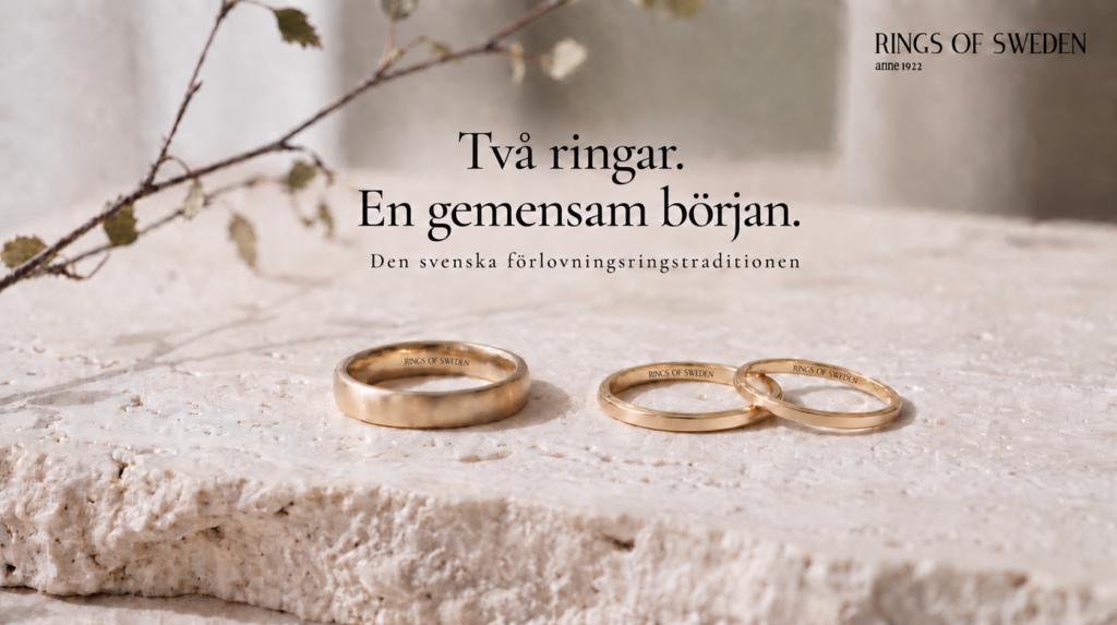 I Sverige bär båda parter traditionellt en förlovningsring redan från början – en stillsam symbol för jämlikhet, ett gemensamt åtagande och ett liv som väljs tillsammans. Upptäck berättelsen bakom denna tradition och varför en andra ring senare läggs till vid vigseln.
